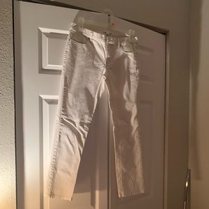 Women’s white jeans size 2 never been worn.